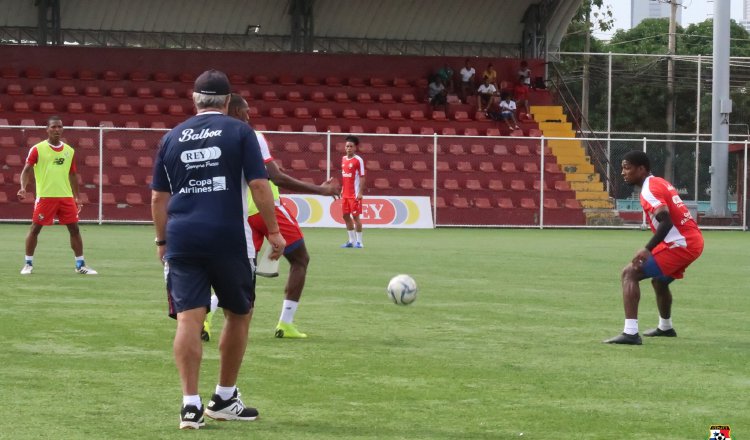 Américo 'Tolo' Gallego' (azul) supervisa los entrenamientos. @Fepafut