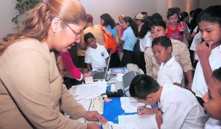 Uno de los objetivos de la Beca Universal es elevar los índices de inscripción y de asistencia escolar dentro de los procesos educativos.