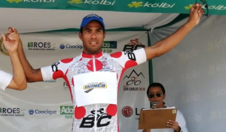 Jorge Castelblanco con la casaca de líder de montaña. Foto Cortesía