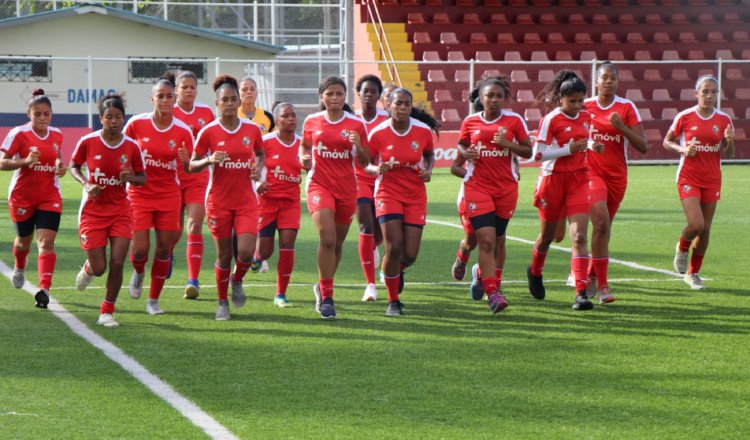 Jugadoras del seleccionado femenino entrenan en el 'Cascarita' Tapia. Fepafut