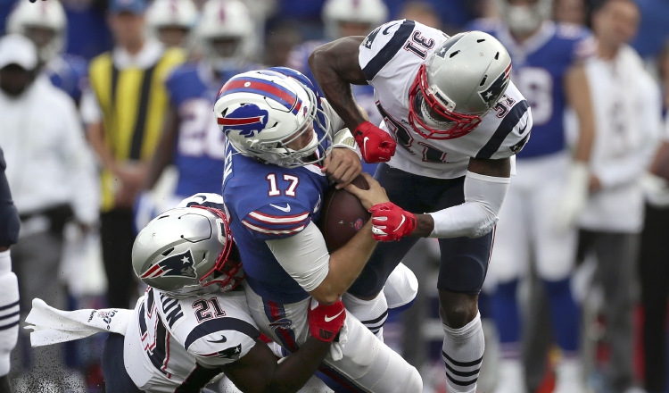 Jonathan Jones (31) captura a Josh Allen  quarterback de los Bills. AP