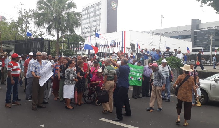 Los jubilados y pensionados salieron a las calles a protestar en varias ocasiones para exigir el pago del bono. 