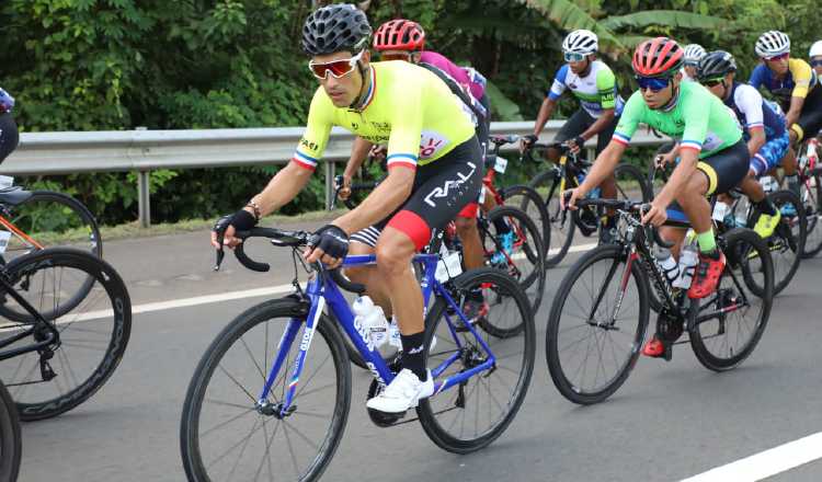 Albeiro  Suaza, del Rali Claro, lidera la competencia de ciclismo. Foto Fepaci