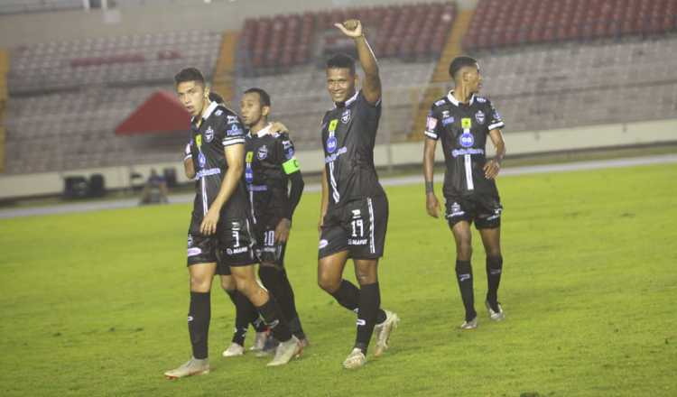 Jair Catuy levanta la mano en festejo de su gol contra Sporting. Foto: Anayansi Gamez