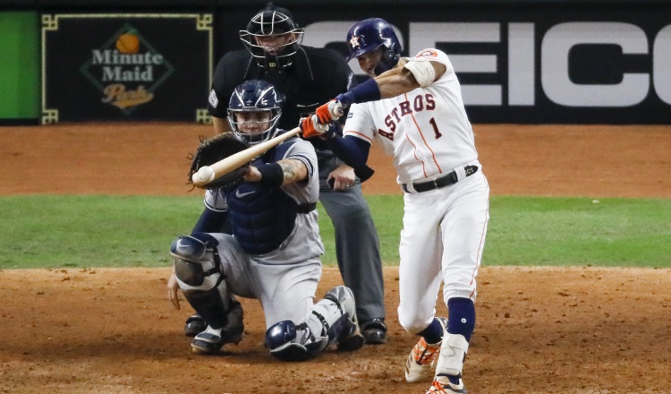 Carlos Correa, de los Astros, pegó un jonrón en la undécima entrada ante los Yanquis. AP