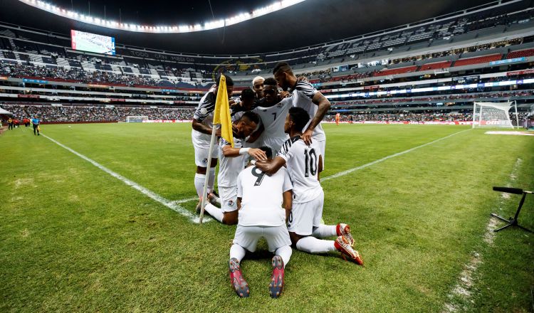 Jugadores de Panamá celebran su gol. EFE