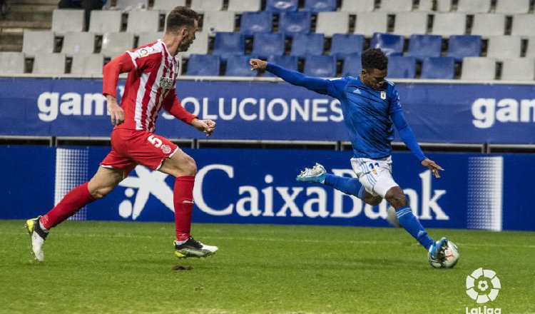 Edgar Yoel Bárcenas (der.) vuelve a retomar el buen momento con Oviedo. @yoelbar23