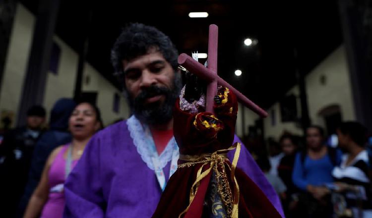 Un hombre sostiene una imagen del Nazareno, el pasado domingo en la iglesia de San Felipe. EFE