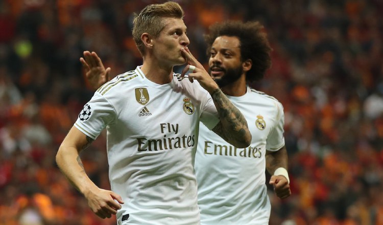 Toni Kroos (izq.) anota a la hora buena para el Real Madrid. El alemán festeja su gol, atrás aparece Marcelo. EFE