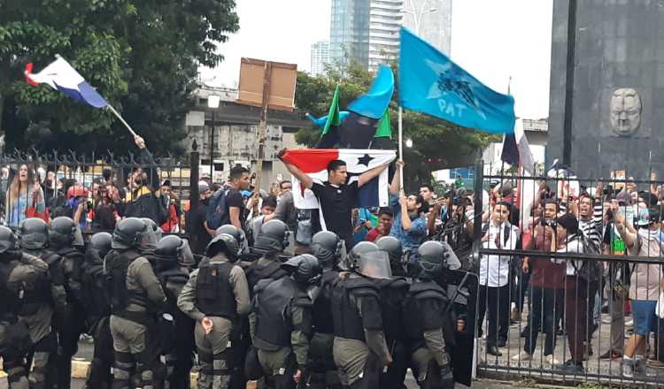 Los manifestantes se enfrentaron con unidades de control de multitudes de la Policía Nacional.  Cortesía