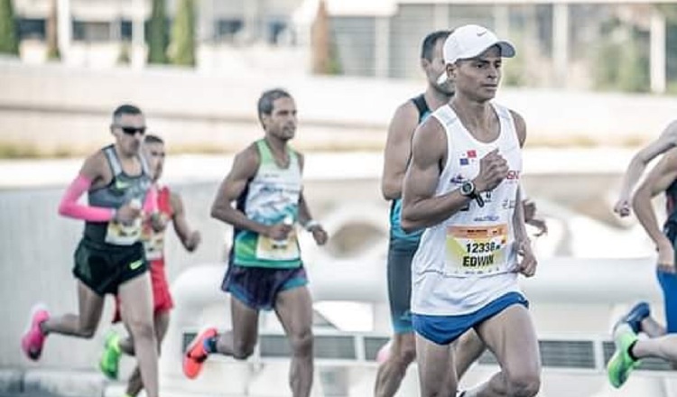 Edwin Rodríguez (izq.), Joel Kiptanui, y Elkin Mena, estarán este año en la prueba atltetica que recorrerá la Cinta Costera. Cortesía