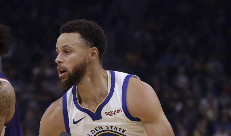 Stephen Curry (der.) es figura de los Warriors AP