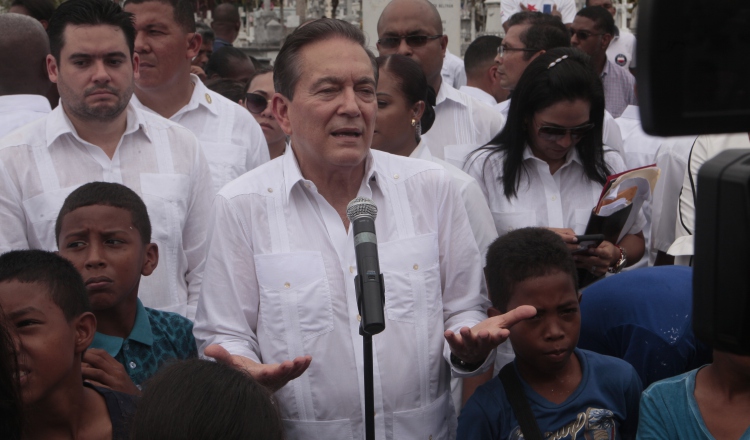 El presidente Laurentino Cortizo atendió a los medios de comunicación durante los actos el 2 de noviembre, día de los difuntos. Víctor Arosemena