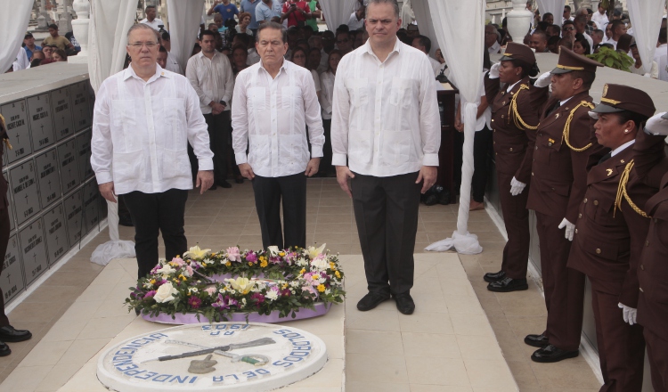 José Luis Fábrega, Laurentino Cortizo y Carlos Pérez Herrera, durante los actos del Día de los Difuntos.  Fotos: Víctor Arosemena