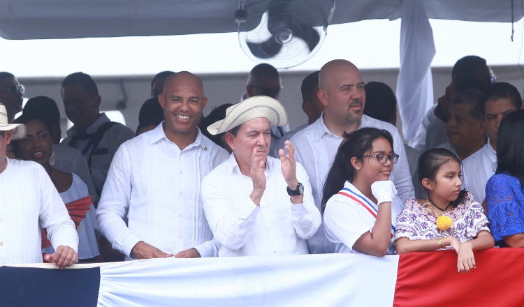 Mariano Rivera recibió de manos del presidente Laurentino Cortizo la bandera, luego recorrió la Calle 50 y estuvo un rato en la tarima. Anayansi Gamez