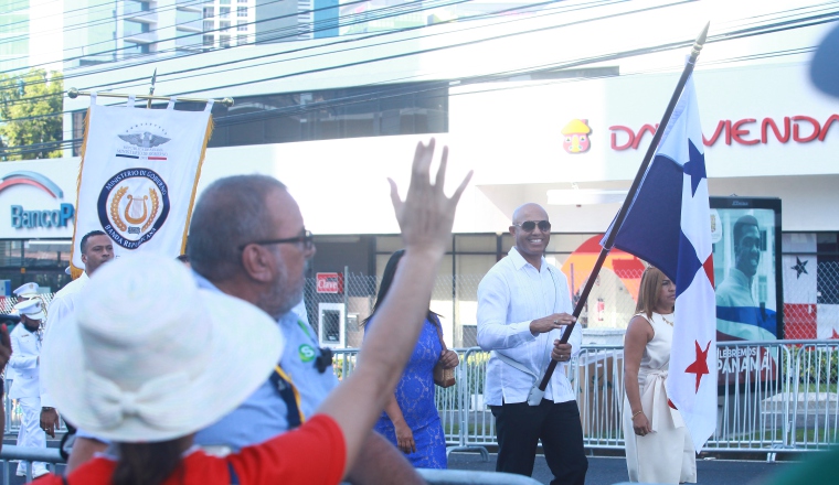 Mariano Rivera recibió de manos del presidente Laurentino Cortizo la bandera, luego recorrió la Calle 50 y estuvo un rato en la tarima. Foto/Anayansi Gamez