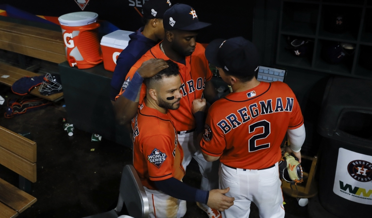 Yordan Álvarez, José Altuve (izq.) y Alex Bregman de los Astros. Foto: AP 