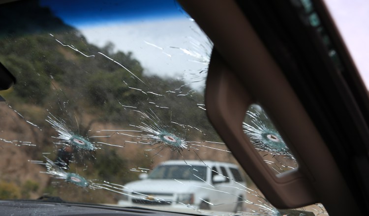 Los autos fueron interceptados y atacados por los supuestos miembros del cártel de La Línea. EFE