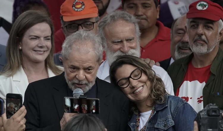 El ex presidente de Brasil, Luiz Inácio Lula da Silva, habla con sus seguidores. FOTO/AP