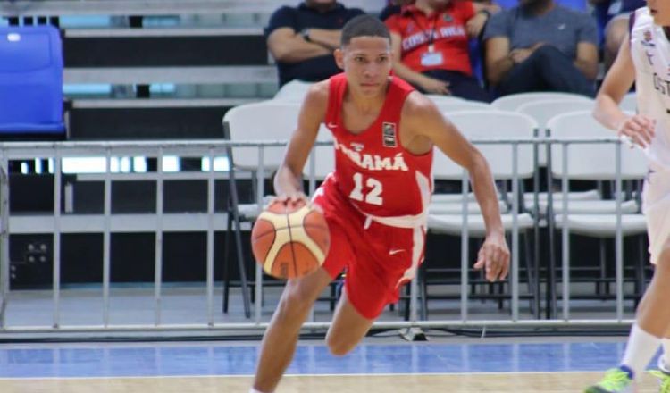 Daniels Machore conduce el balón en el duelo ante Costa Rica. Foto @Fepaba