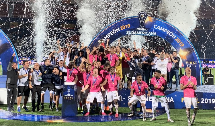 Gabriel Torres celebra con el resto del plantel ecuatoriano la Copa Sudamericana. Foto @IDV_EC