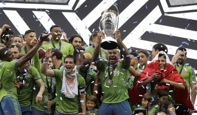 Román Torres levanta la copa como campeón de la MLS. AP