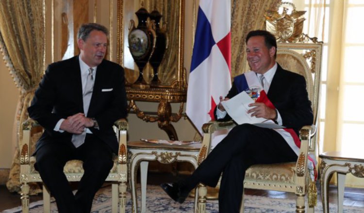 John D. Feeley (izq.) y Juan Carlos Varela en la Presidencia. 