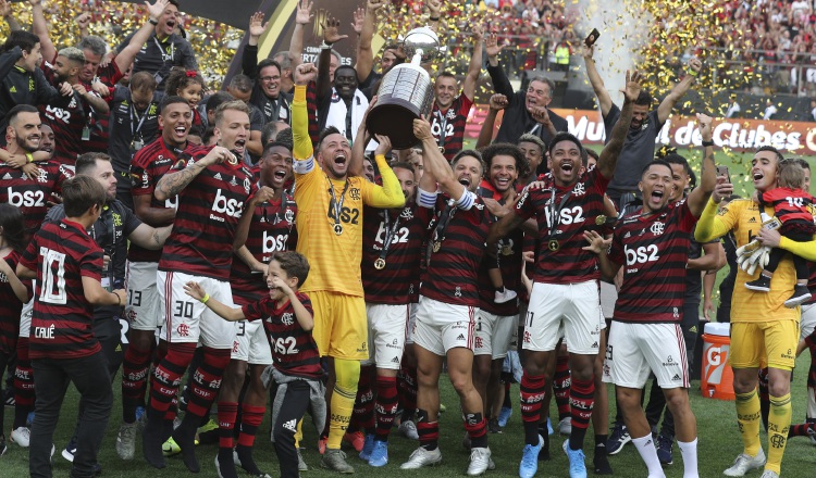 La celebración de los jugadores del Flamengo al recibir el trofeo de campeones de la Copa Libertadores. Foto AP