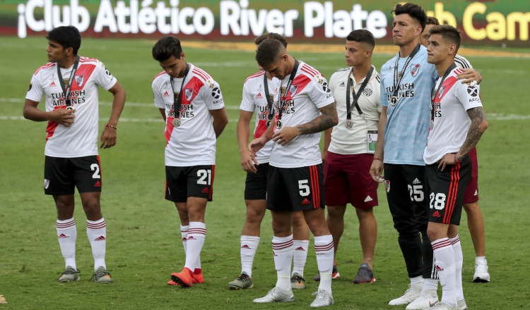 Los jugadores de River tristes tras perder la final. Foto AP
