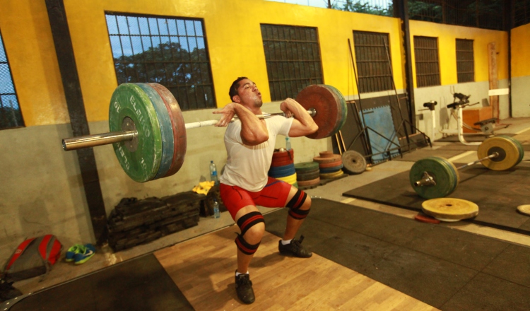 Los pesistas no tienen lugar para entrenar. Anayansi Gamez