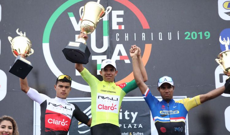 Franklin Archibold (c), el  campeón de la Vuelta Internacional a Chiriquí, y lo acompañan Carlos Samudio (izq.) y Jorge Castelblanco. Foto Fepaci