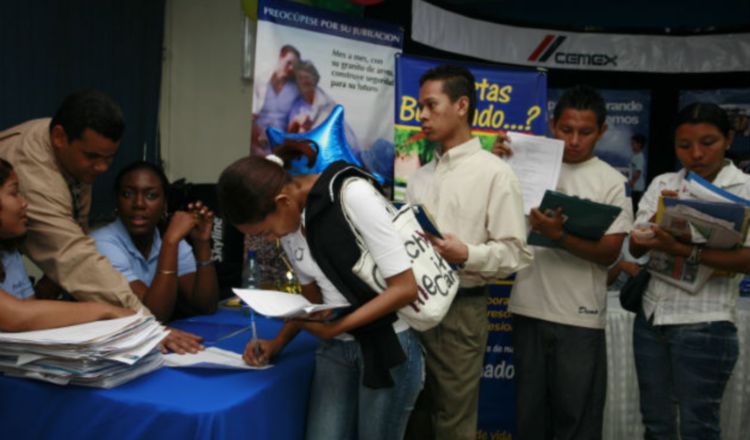 Miles de personas buscan empleo. Archivo