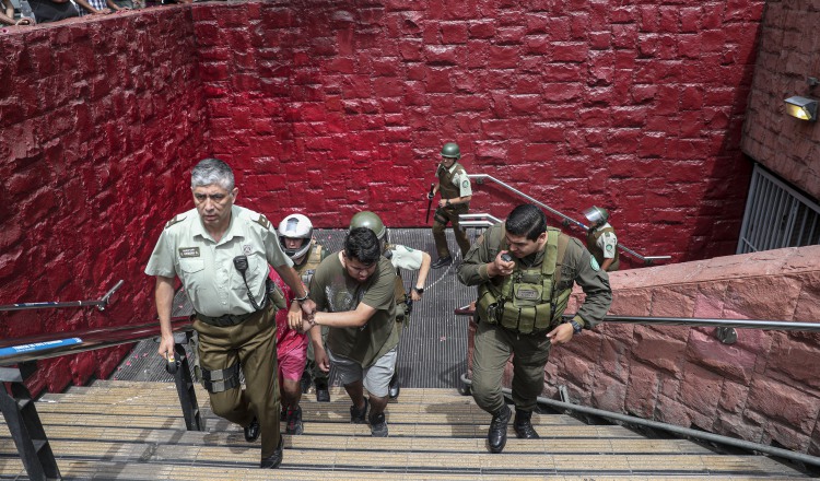 Detienen a dos manifestantes que se manifestaban dentro de la estación de metro en Santiago, Chile. FOTO/AP