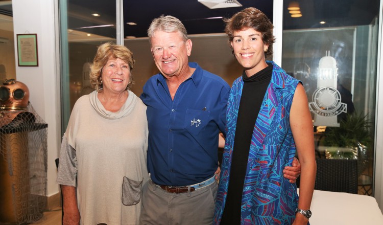 1. Terri Andrews, Guy Harvey y Jessica Harvey.