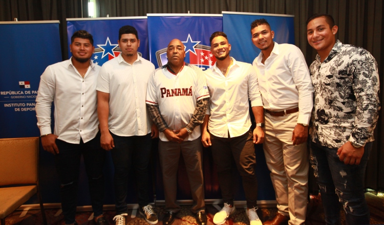  Luis Ortiz junto a peloteros profesionales. Anayansi Gamez