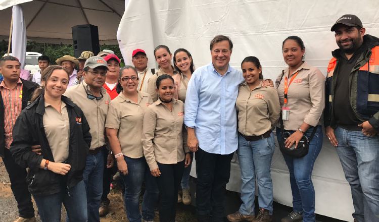 El expresidente Varela recorría a menudo las obras que le dio a Cusa y se fotografiaba con sus empleados.