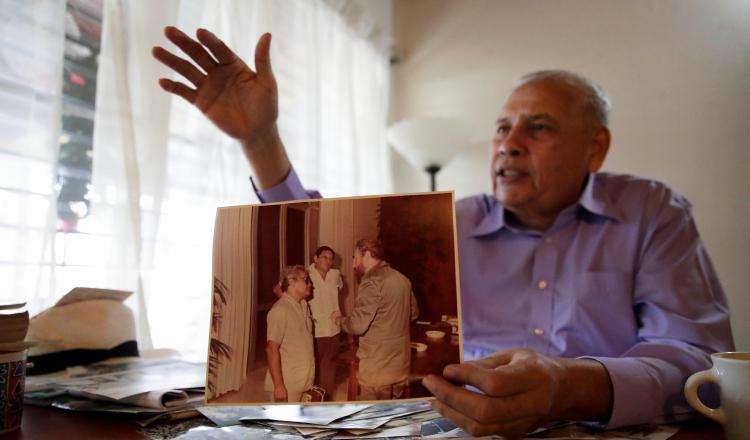 El exjefe de Inteligencia panameño Felipe Camargo muestra una fotografía con Fidel Castro.  Foto EFE