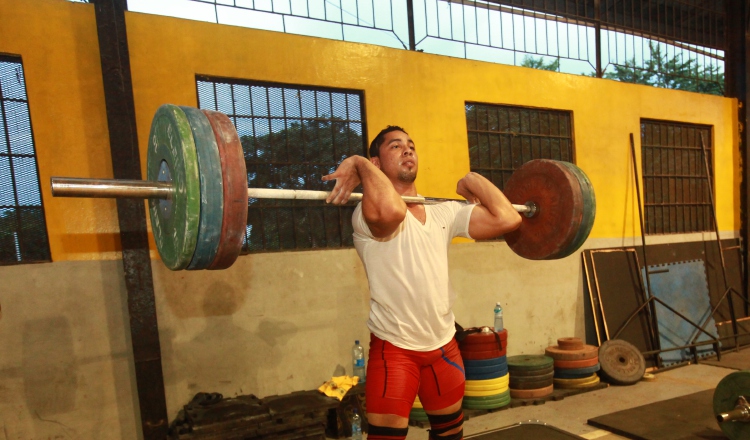 Ariel Batista, quien ganó tres medallas de oro en el Centroamericano de  pesas, entrena en el Arturo Brown. Foto Anayansi Gamez