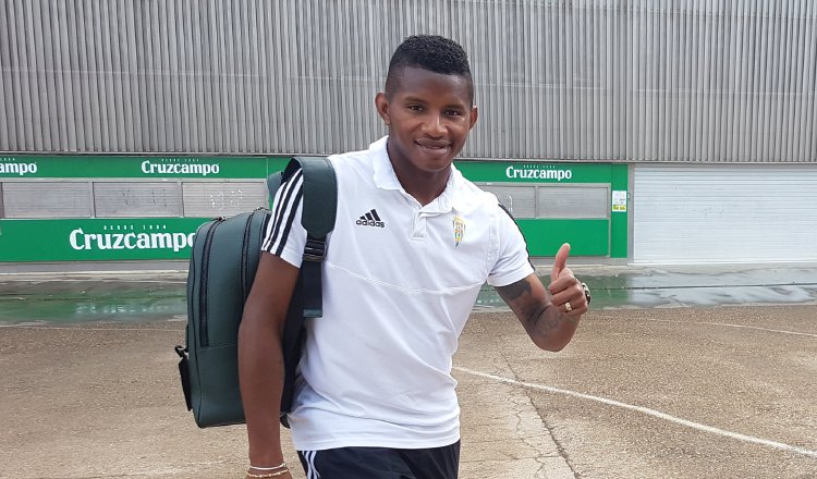 Fidel Escobar ha jugado de defensa y mediocentro en su club y en la selección de Panamá. Foto   @CordobaCF_ofi