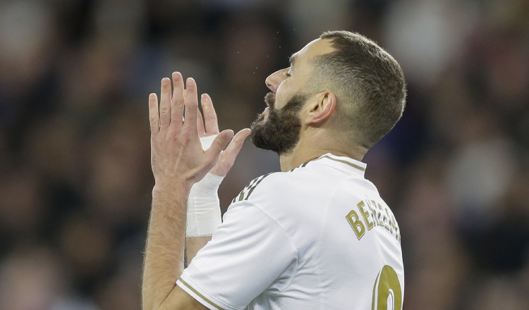 Karim Benzema se lamenta luego de haber fallado un remate a portería. Foto AP