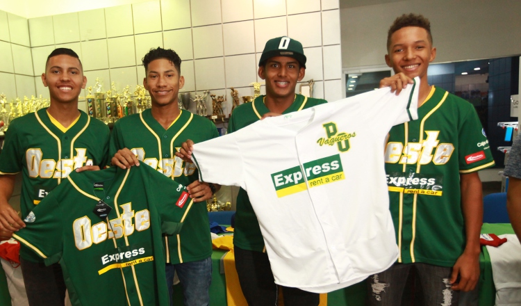 Jugadores de Panamá Oeste presentan su uniforme. Foto Anayansi Gamez