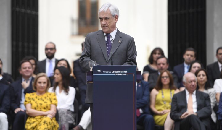 El presidente chileno Sebastián Piñera busca una salida a la crisis política y económica del país. FOTO/AP