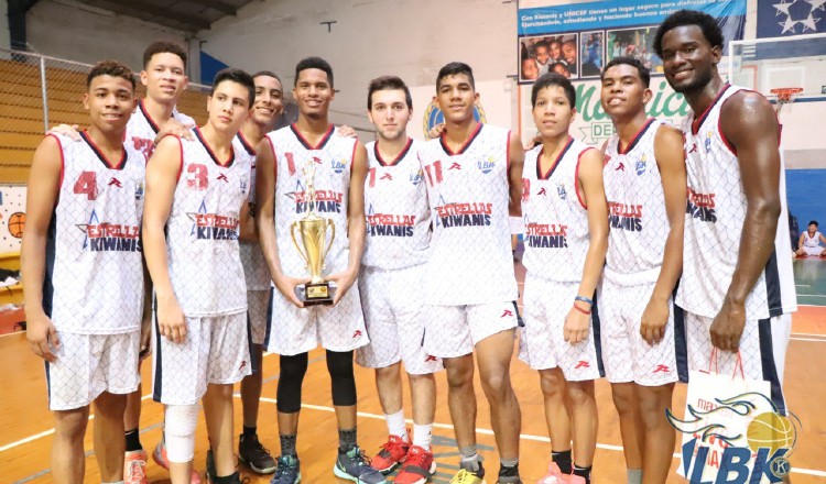 Jugadores del equipo U18 tras recibir su respectivo premio. Cortesía