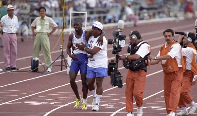 Derek Redmond, en compañía de su padre Jim, termina la carrera de los 400 metros. EFE