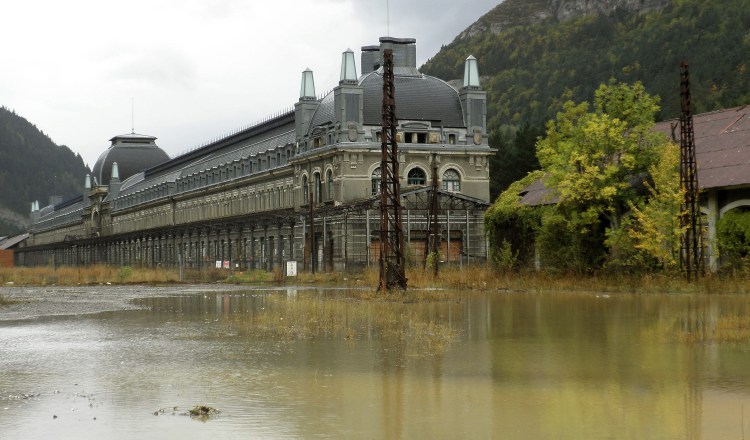1. Inmediaciones de la estación internacional en Canfranc (Huesca).