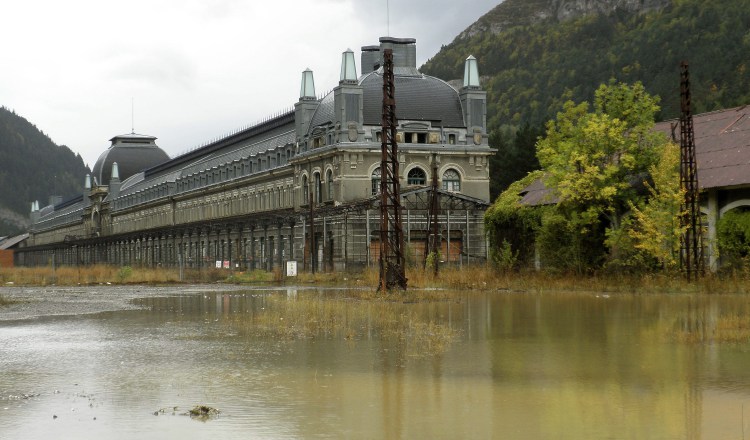 1.  Inmediaciones de la estación internacional en Canfranc (Huesca).