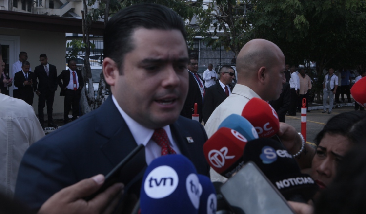 Así como presentó las reformas constitucionales a los diputados, el vicepresidente José Gabriel Carrizo solicitará su retiro en los próximos días. Foto: Víctor Arosemena