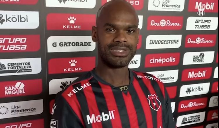 El veterano jugador panameño se enfundó ayer la camiseta de la Liga Deportiva Alajuelense.