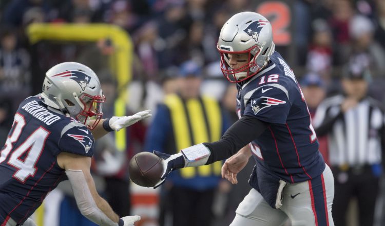 Tom Brady  está enfocado en el partido de hoy y no en que sería posiblemente su último juego. EFE