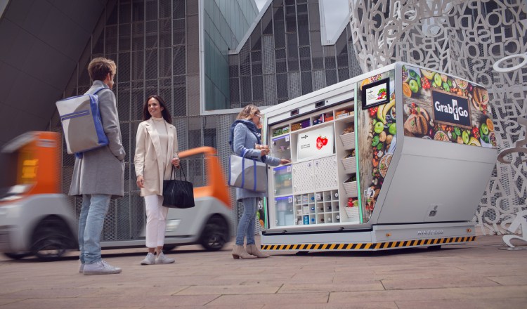 El prototipo modular MetroSnap, al fondo con una carga de paquetería ya puesta en la calle. 